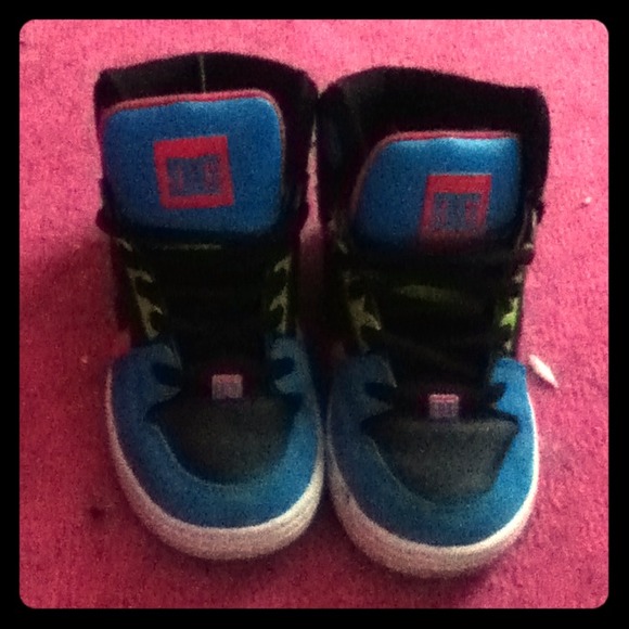 Size 5 DC shoes. LIKE NEW