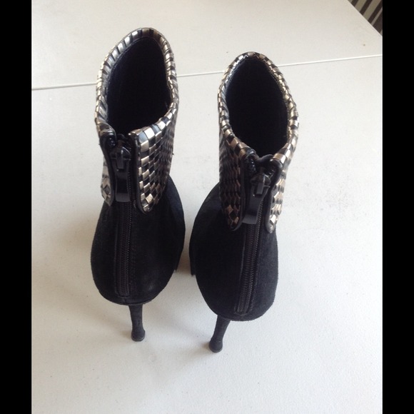 Beautiful Bebe Booties - Picture 2 of 2