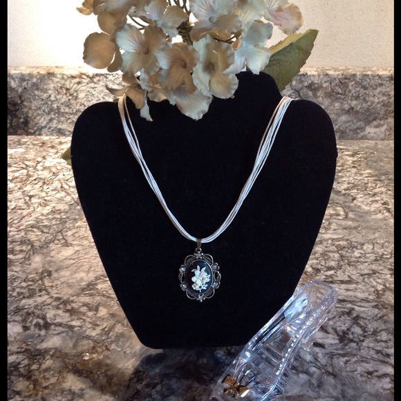 Sold bundle Ivory vintage look necklace