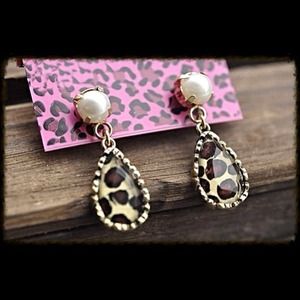 Cute!! Leopard print earrings!