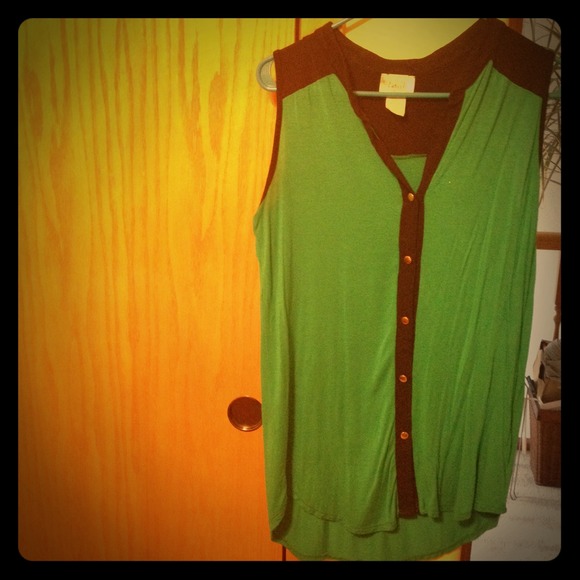 💢sold💢Green and Black Flowy Tank