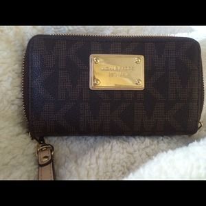 🚫SOLD🚫Michael Kors Brand New Multifunction Case