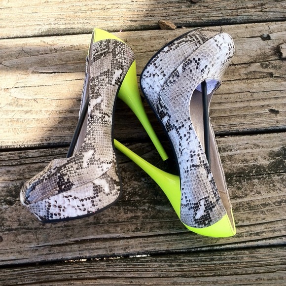📍No longer available📍Snakeskin/Neon Yellow Pumps