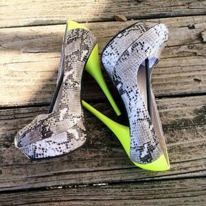📍No longer available📍Snakeskin/Neon Yellow Pumps