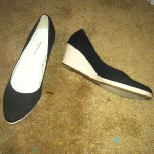 Size 8 1/2 black pumps