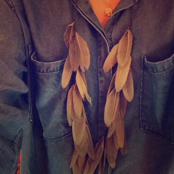 ❌SOLD IN BUNDLE ❌Gray feather necklace - Picture 1 of 4