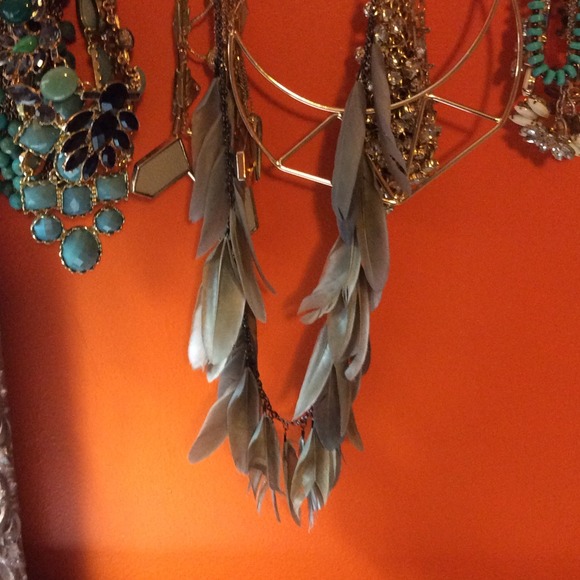 ❌SOLD IN BUNDLE ❌Gray feather necklace - Picture 3 of 4