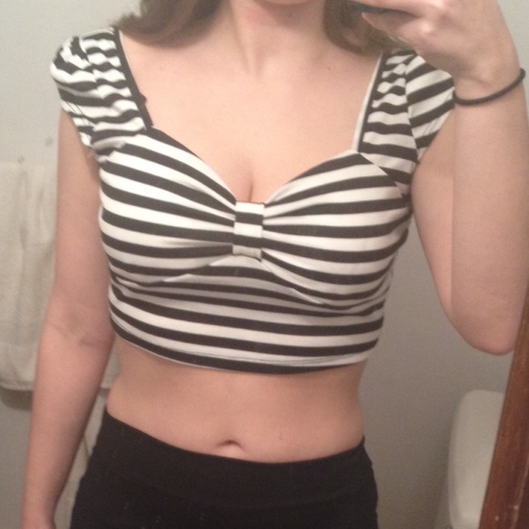 Striped crop top with cap sleeves - Picture 3 of 3