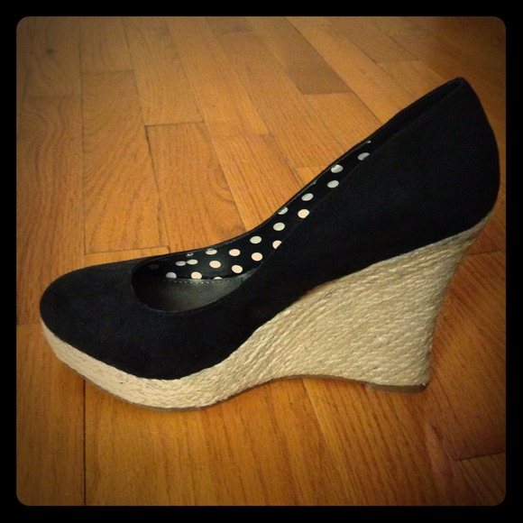 NWOT Fergalicious size 8 wedges