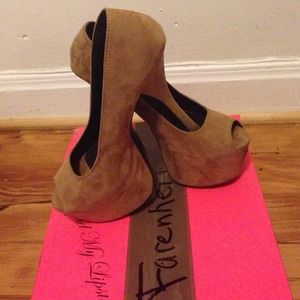 Peep Toe Fahrenheit Beige Pump