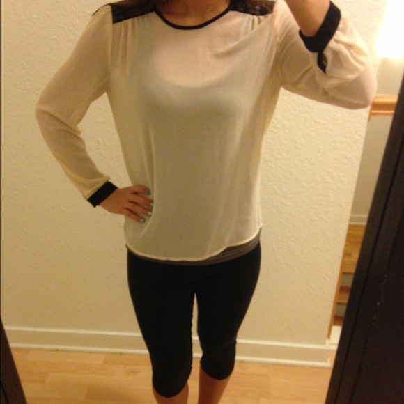 Peach & black feminine top - Picture 2 of 4