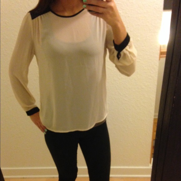 Peach & black feminine top - Picture 3 of 4