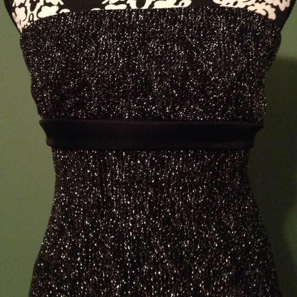 NWOT Gorgeous strapless top - Picture 3 of 4