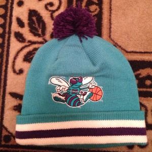 🚫SOLD IN BUNDLE🚫 Hornets Pom Beanie
