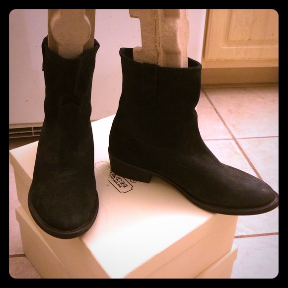 ** SOLD 💰** NWOT Zara Black Suede Ankle Boots