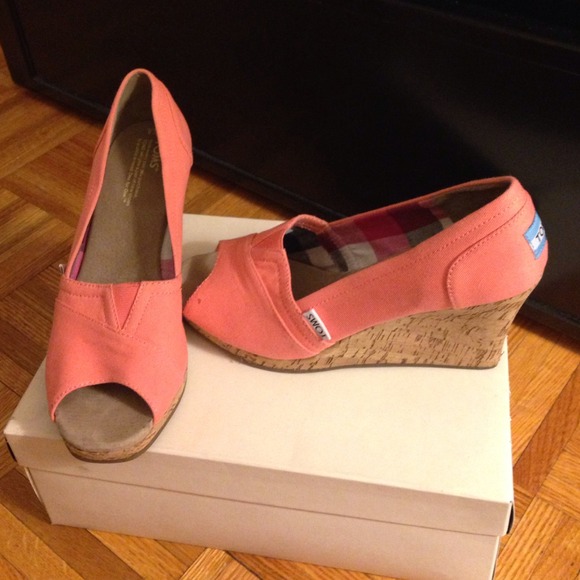 TOMS Women's Wedges in coral canvas