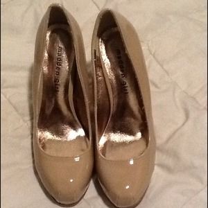 **SALE** Madden Girl Tan Patent Leather Pumps