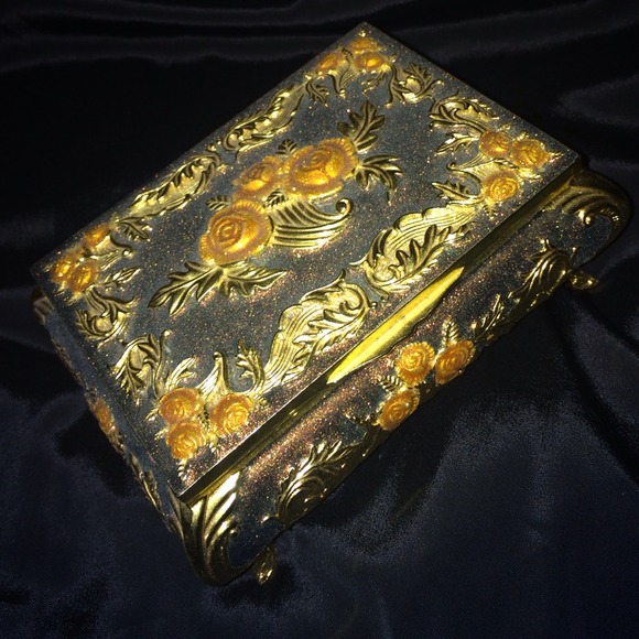 Cute vintage jewelry box !