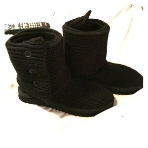 Size 6 black knit uggs never worn