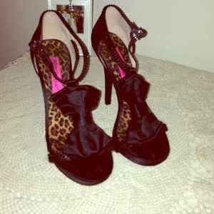 Betsey Johnson bow heels!
