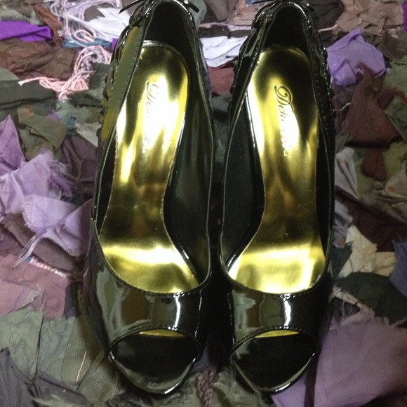 7.5 heels black patent with small bow