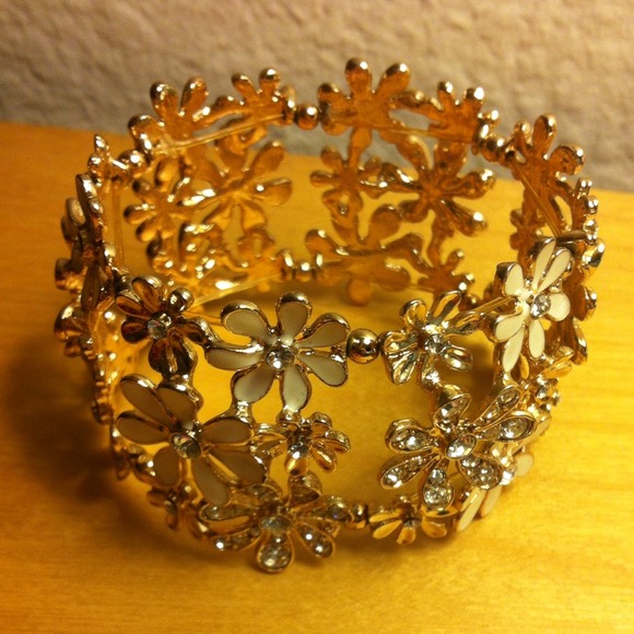 Flower Bracelet🌺 - Picture 2 of 2