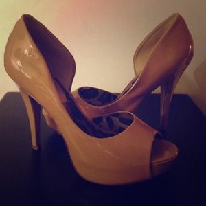 Jessica Simpson nude pumps