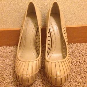 BCBG NUDE PUMPS