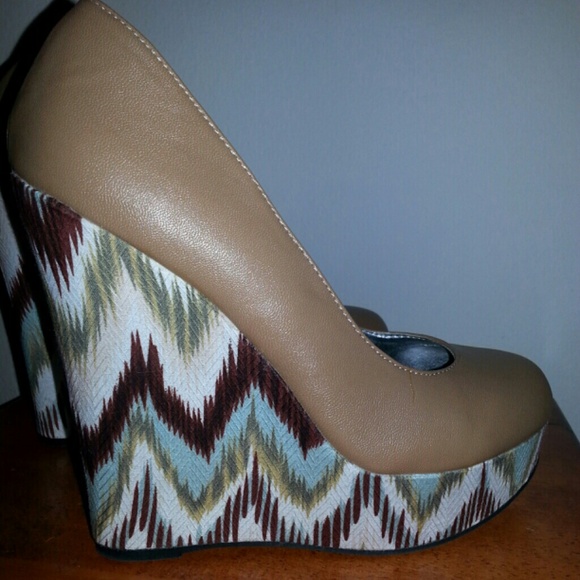 Multi-colored closed-toe wedge platform pump - Picture 1 of 1