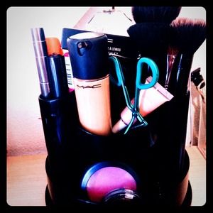 Spinning makeup brush holder