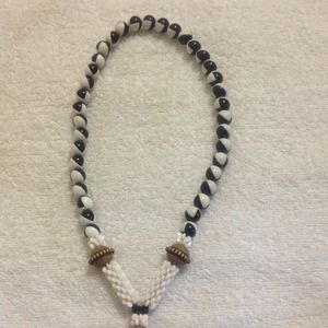 NECKLACE made in Black & White Pearl Universal
