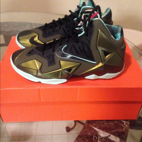 💥RESERVED💥Nike Lebon 11 - Parachute Gold