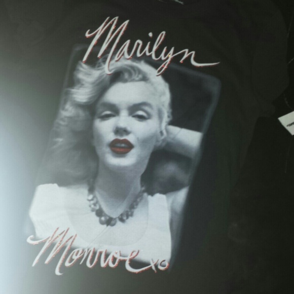 NWT!! Marilyn Monroe fitted T by Marilyn Monroe. - Picture 4 of 4