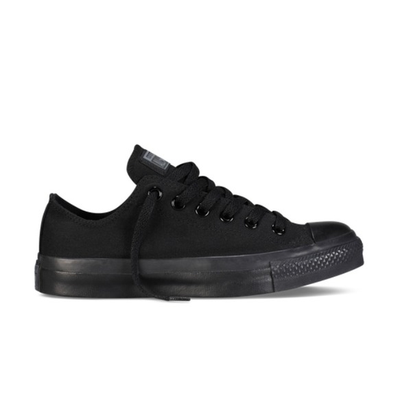 Chuck Taylor Classic black low top