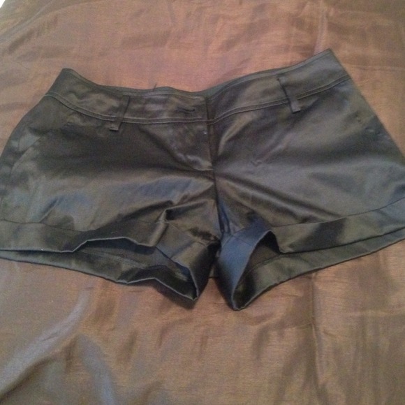 Pretty black short