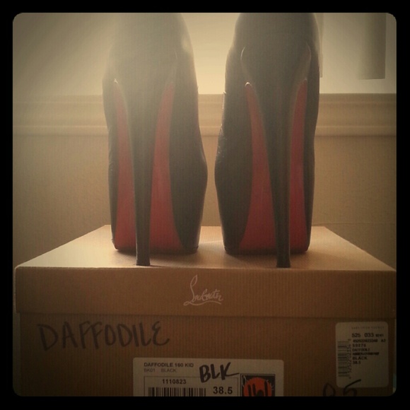 Christian Louboutin 38.5 Daffodile