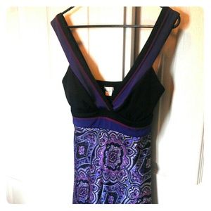 Sleeveless dress with purple pattern