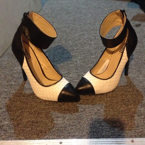 Heels - Picture 4 of 4