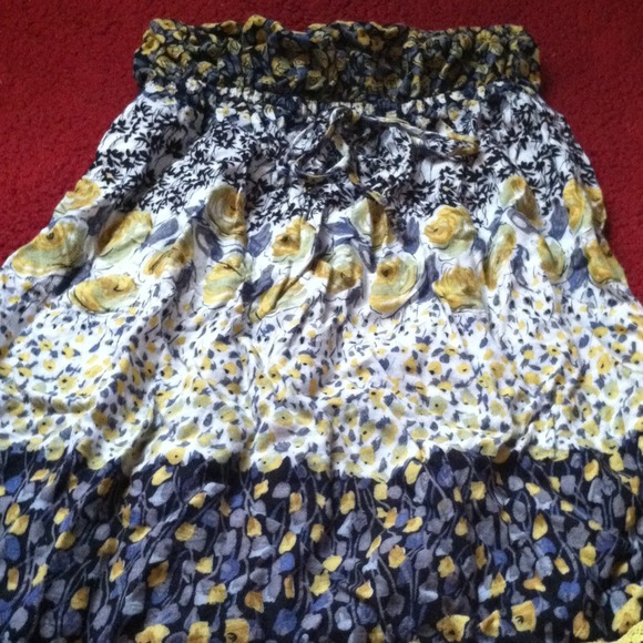 Adorable halter top! - Picture 2 of 4