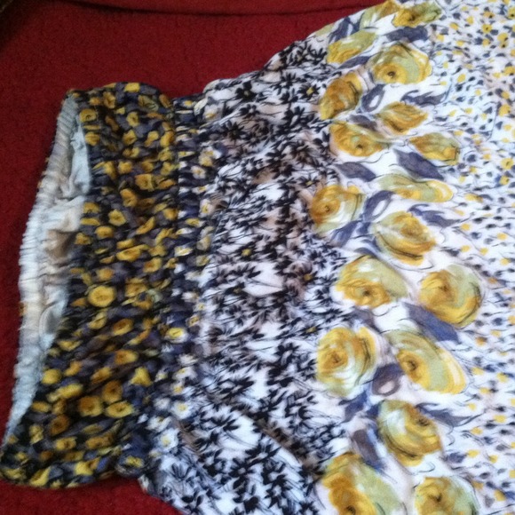 Adorable halter top! - Picture 3 of 4