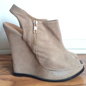❌SOLD❌ Suede Open Toe Wedge Shoe in Camel