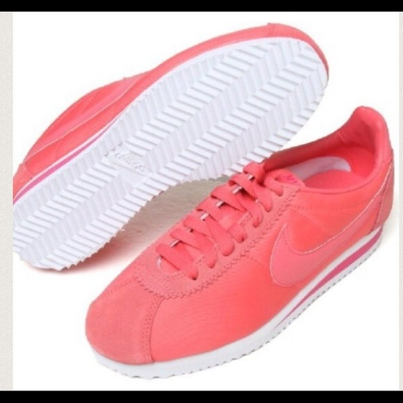 ⭐️ HOST PICK ⭐️Pink Nike Sneakers