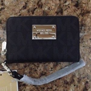 RESERVE. Authenic Michael Kors wristlet