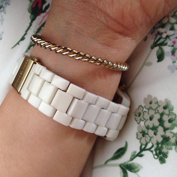 Authentic Michael Kors white and gold watch - Picture 3 of 4