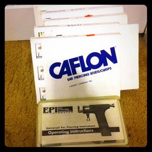 Ear piercing gun and studs