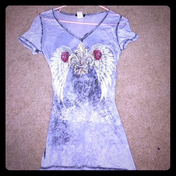 Short sleeve shirt with light grey white an red
