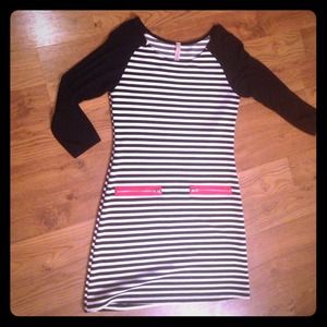 ⬇️⬇️⬇️Black and white stripe 3/4 sleeve knit dress