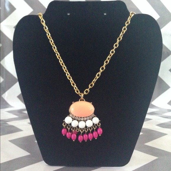 NWOT Beautiful mid chest length necklace