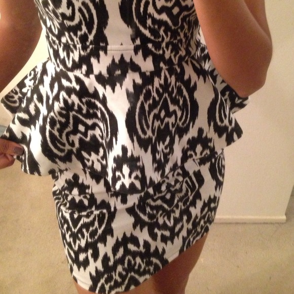 Black and white nastygal dress - Picture 3 of 3