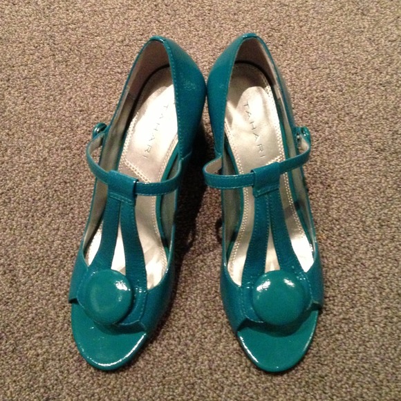Tahari Mallory turquoise heels (sz 7)
